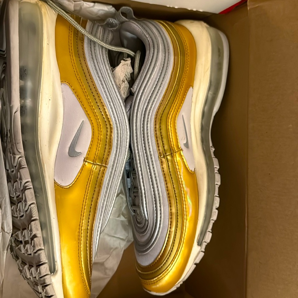 A Nike AirMax sneakers very comfortable to walk in size 9.5 in women.